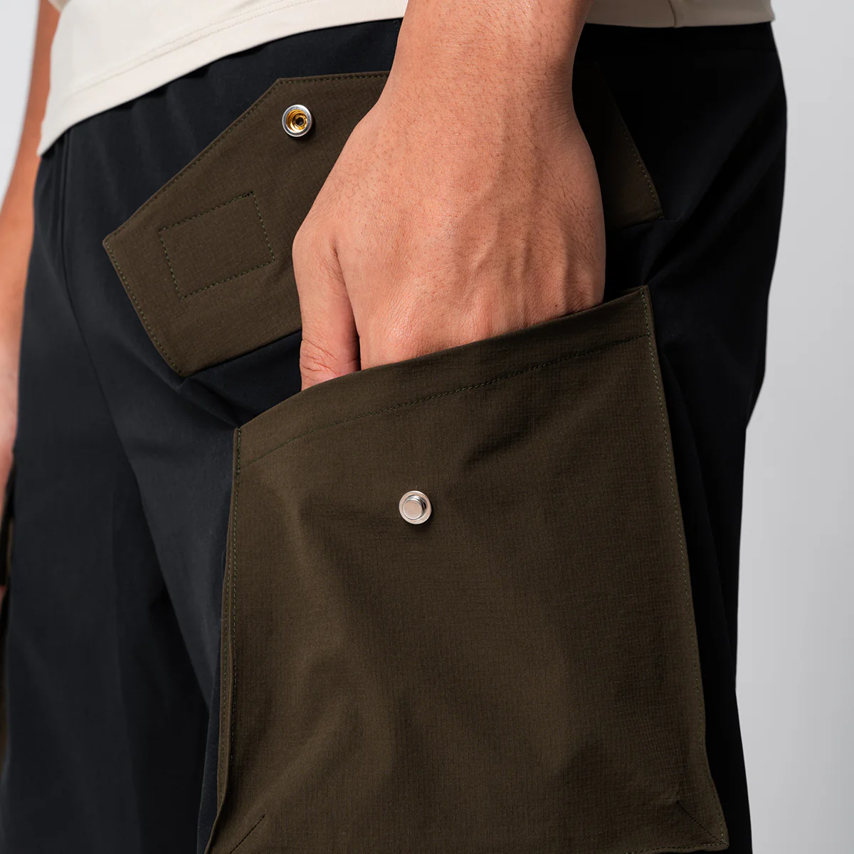 Color Blocking Functional Cargo 9 inch Running Shorts for Men - Image 17